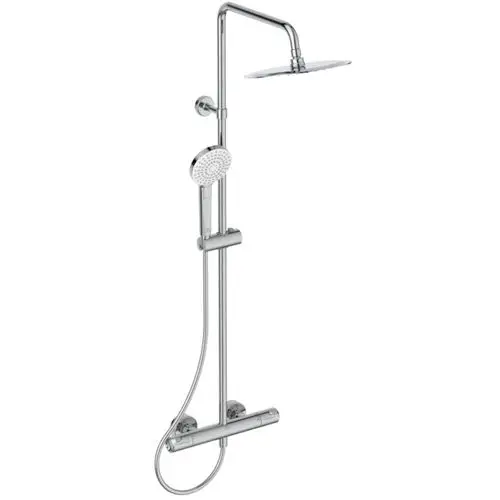Duschsystem in Chrom von Ideal Standard, bestehend aus einer Kopfbrause, Handbrause und einer Thermostatsteuerung, montiert an einer Wand.